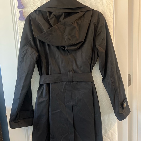Woman’s raincoat - Picture 2 of 3
